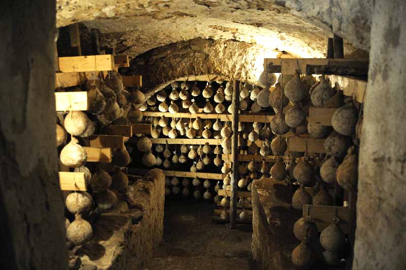 Caciocavallo stagionato di grotta del Tanagro PAT Campania - ViVi GREEN